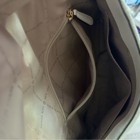 MICHAEL KORS Bedford Medium Pebbled Leather Convertible Flap Shoulder Bag - Picture 7 of 10